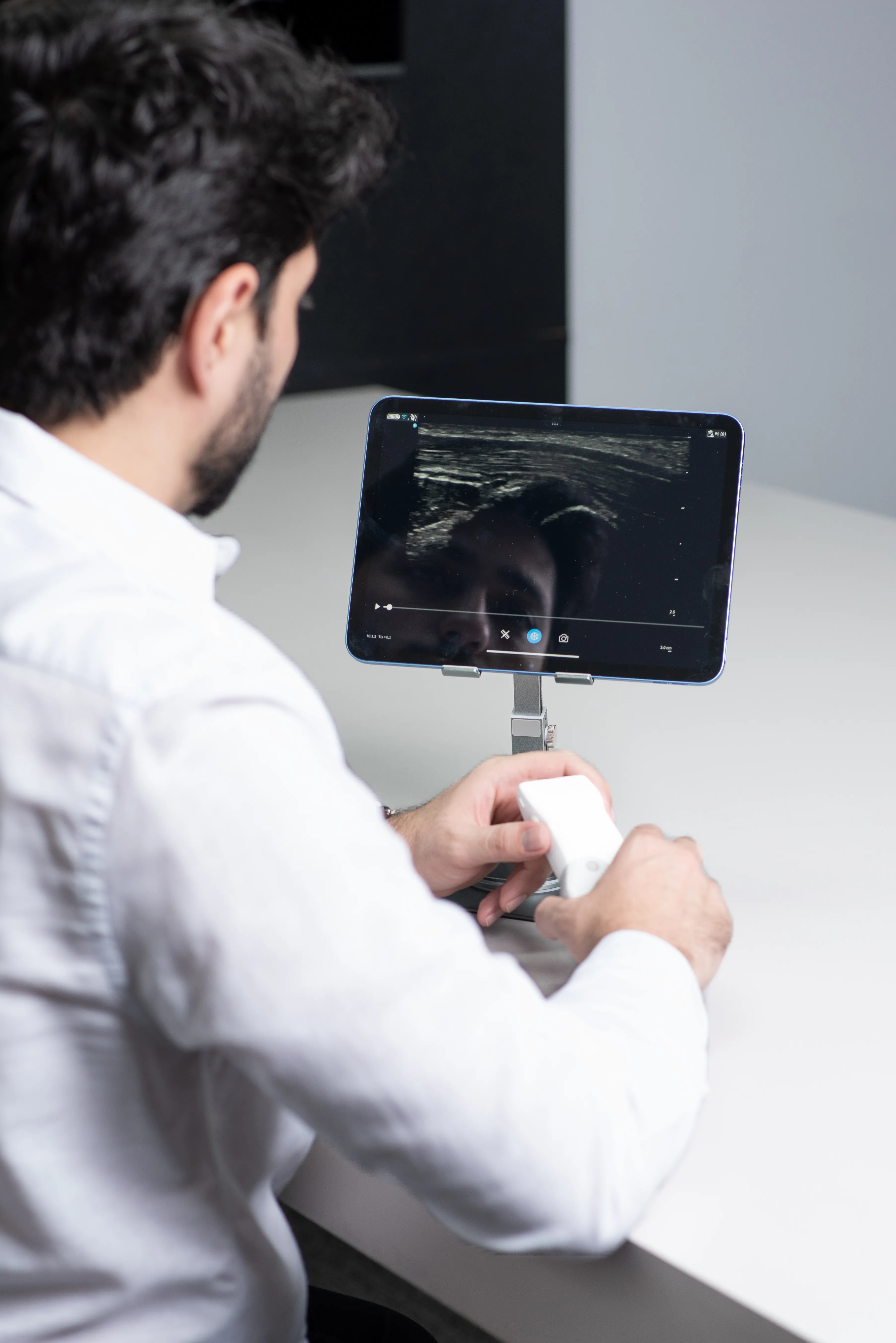 Dr. Rafael Moreno realizando ultrassom musculoesquelético